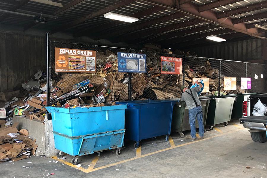 The Northwest Recycling Center opened in June after the University converted it from a pelletizing operation, 实现流程中的几个效率. The Recycling Center accepts 塑料, 铝, mixed paper, 纸板 and glass. (<a href='http://4qw1.web-sitemap.280760.com'>全国网赌正规平台</a>摄)